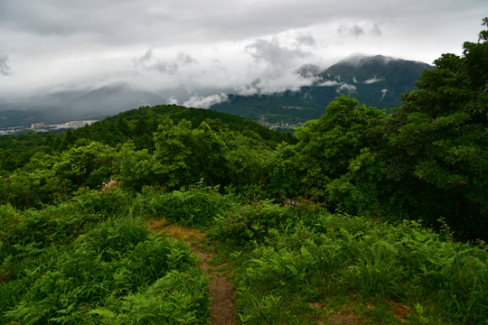 雲かかる宝満山地