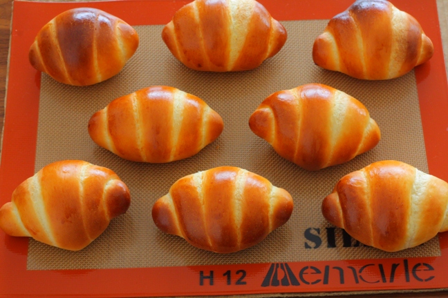 1202ロールパン焼きあがり.jpg