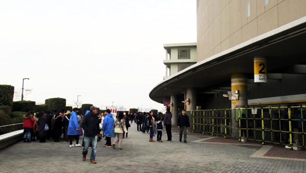 7 福岡 グッズ行列 初日1527.JPG