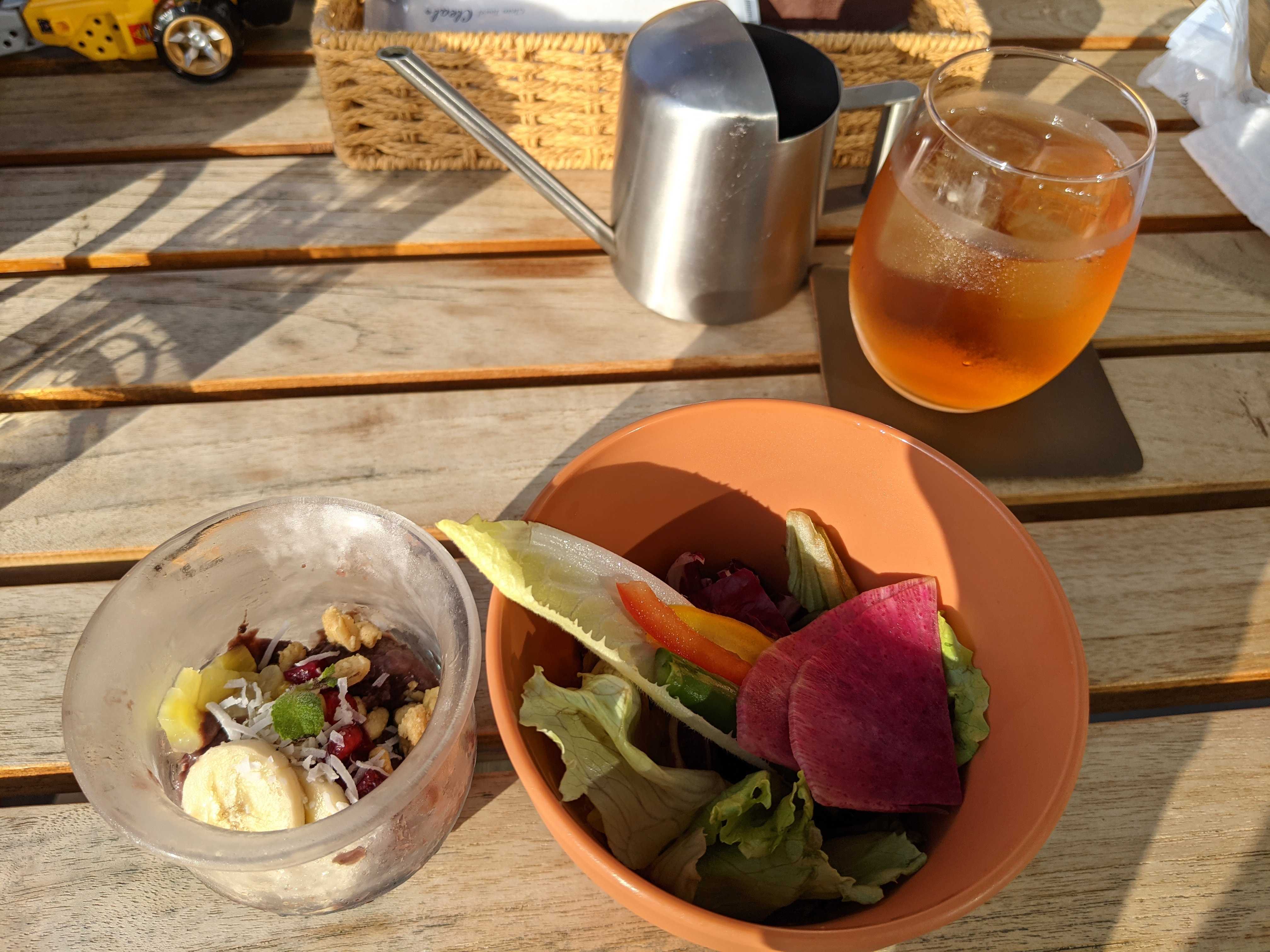THIRD石垣島（サード石垣島）の朝食　スモーブローセット　アサイーボールとサラダ