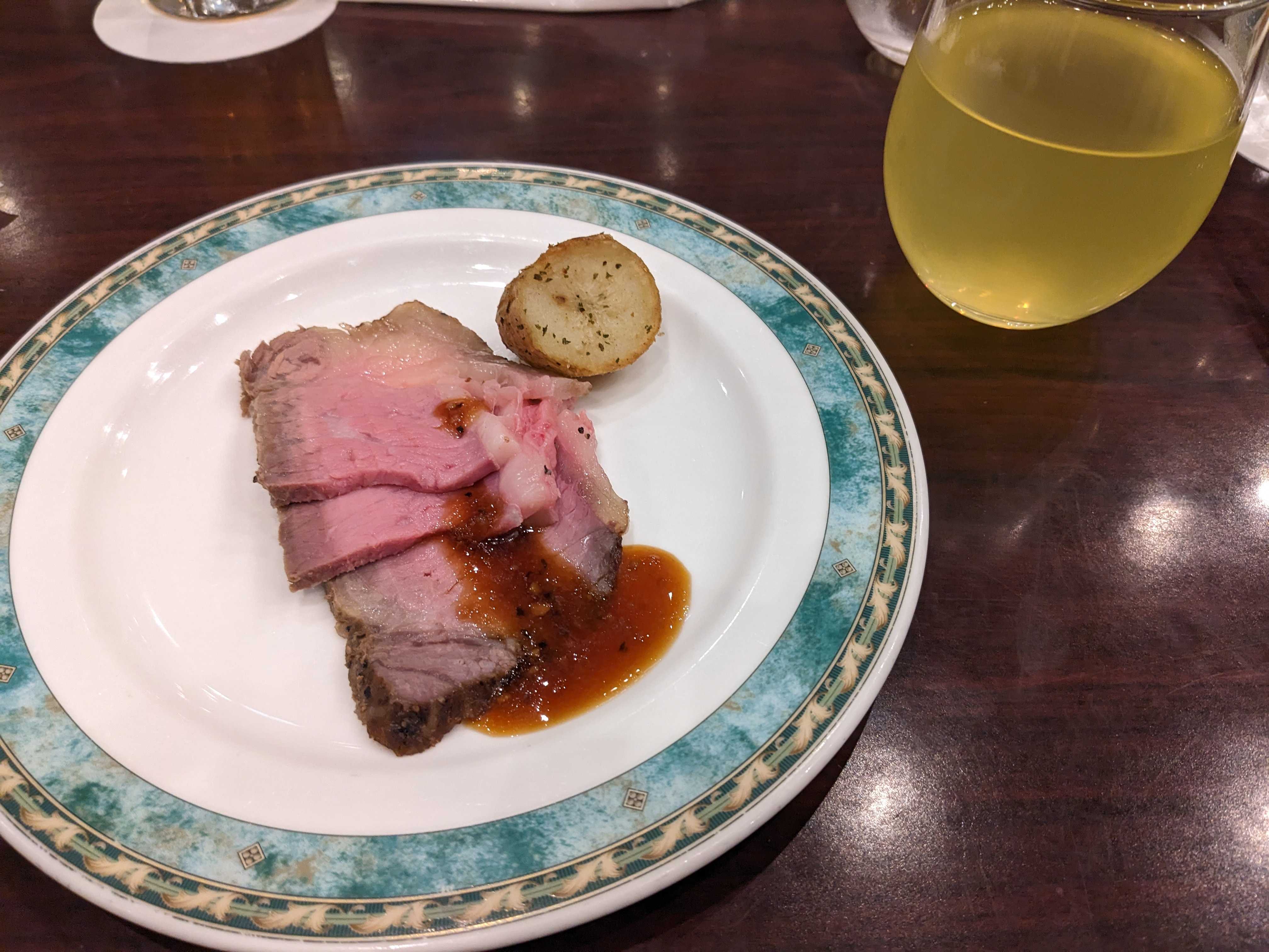 オクマプライベートビーチ＆リゾートのサーフサイドカフェの夕食ビュッフェのローストビーフ