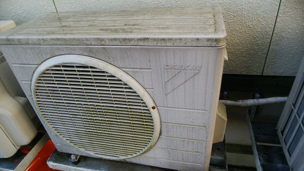 汚れたダイキン製エアコンの室外機
