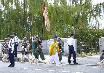 時代祭に向かう行列-03