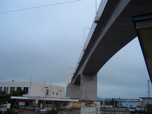白鳥大橋を下から眺める