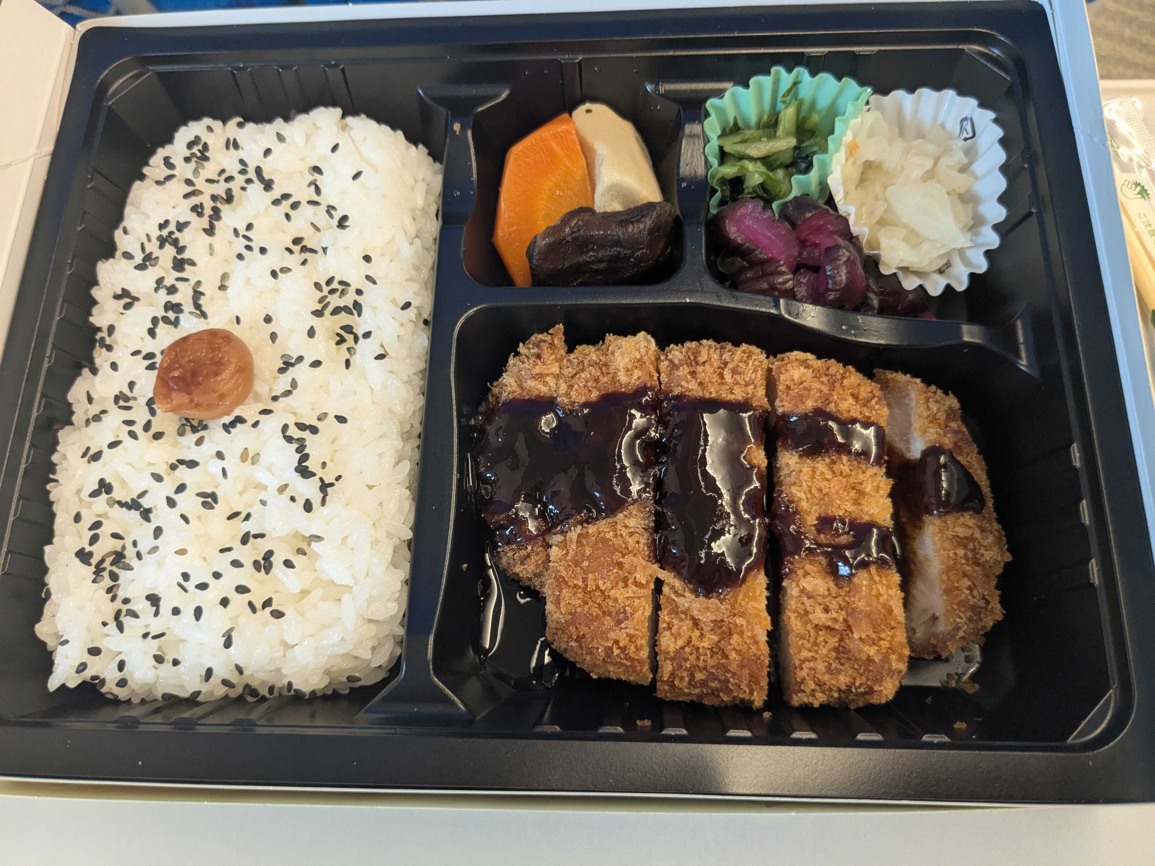 名古屋駅PLUSTA購入　名代とんかつ八千代味清監修みそかつ弁当