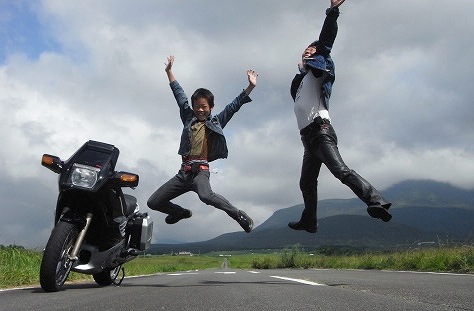 ジャンプ！とうさんの方が飛んでないか～？！　k1100rsと。