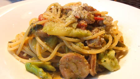 イタリアンソーセージとブロッコリーのナポリ風ペペロンチーノ