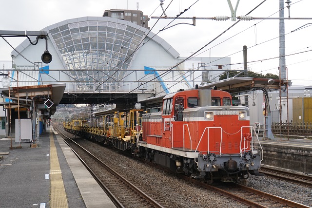 DE10 1704牽引 銚子ロングチキ工臨と 並んで発車4