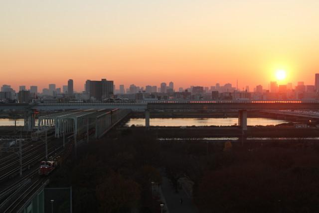 沈む太陽と 東京スカイツリーとDE10 ロングチキ工臨2