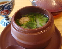 梅肉鳥団子の蕪入り壷蒸しスープ