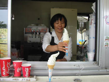 ソフトクリームおばちゃん（土肥）