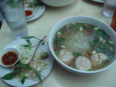 ベトナムの麺と生春巻き