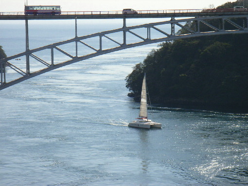 西海橋と双胴船