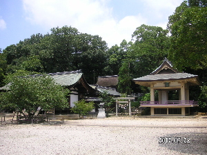 上地八幡宮境内.JPG