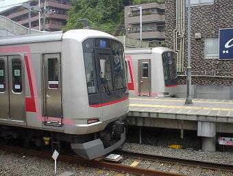 菊名駅で並ぶ５０５０系
