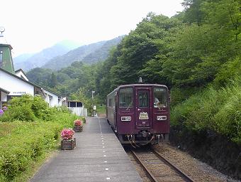 間藤駅ホーム