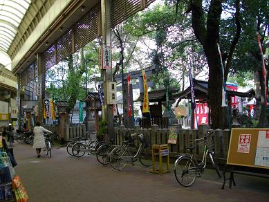 土居商店街内の守居神社