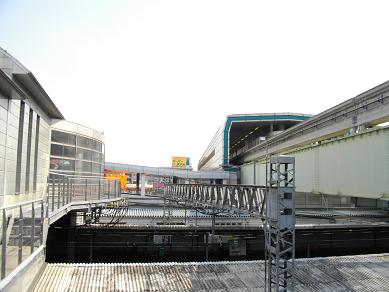 京阪門真市駅・北側出口からモノレール駅舎を見る