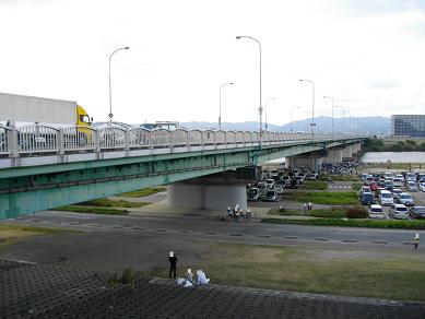 京阪枚方公園駅周辺　枚方大橋