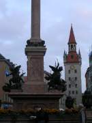 市庁舎前のモニュメント