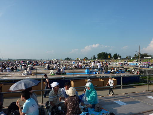 昼花火前の桟敷席