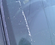 フロントガラスにたまった塩