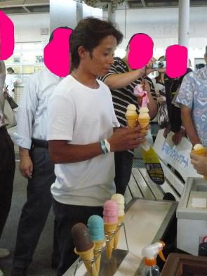 岩田康誠さん、アイスを買う。