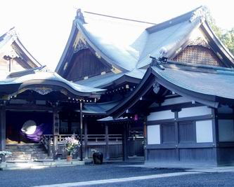 社殿が現れる・・・本宮はまだ先だ