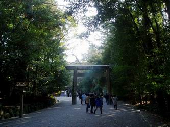 鳥居をまた、くぐる