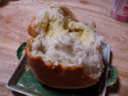 ちぎって食べてる