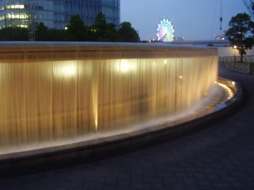 夜の噴水２.JPG