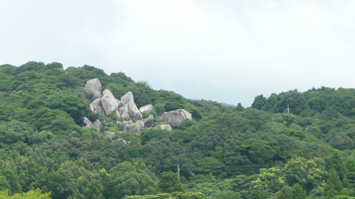 振り返ると巨石群が