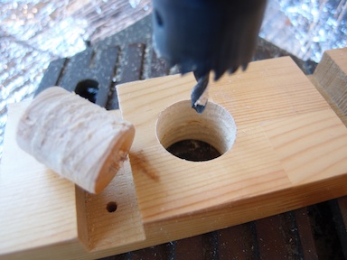 ホールソーで穴あけ