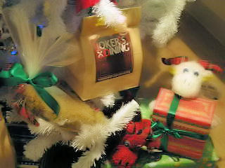 クリスマスツリーの下のプレゼント