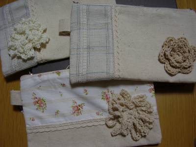 花モチーフのポーチ