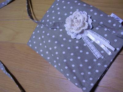 ポシェットにコサージュ