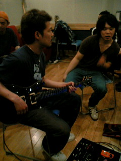 論議中？／樺沢さんとギターテク哲くん。