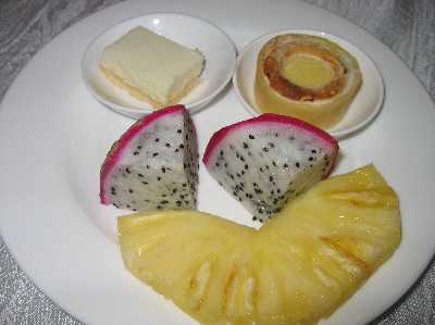 謎の果物（切ったもの、上の赤白の物体です。黄色いのはパイナップル）