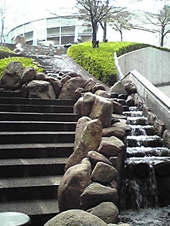美術館前の階段の川