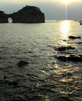 海と空と円月島