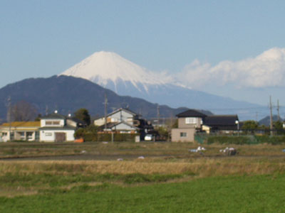 ２００７・３・１１・大井川町より、帰る途中に、走る車の中から見た富士山です。　