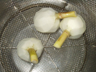 皮を剥いて水にさらした慈姑