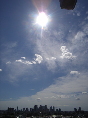 輝く太陽と空