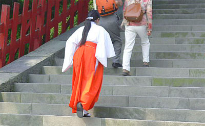 階段を駆け上がる巫女さん