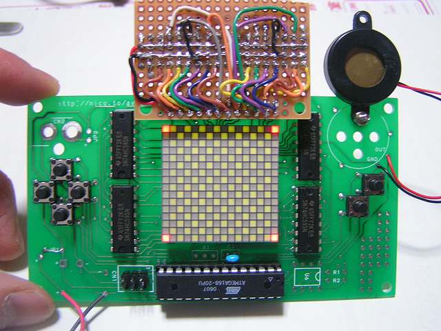 LED Game for AVR で緑LED点灯
