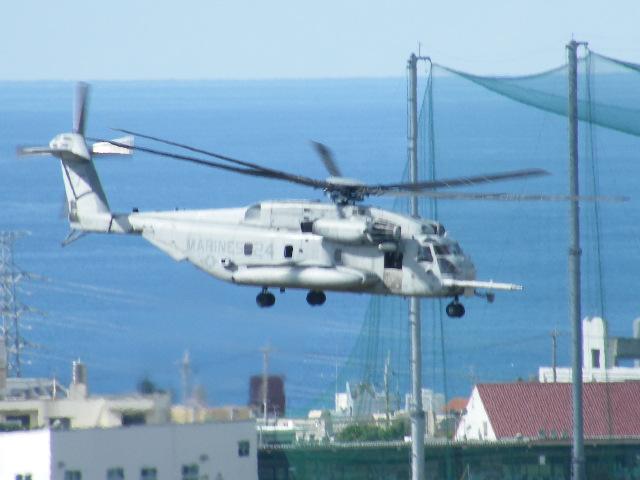 普天間基地に着陸する海兵隊ヘリ