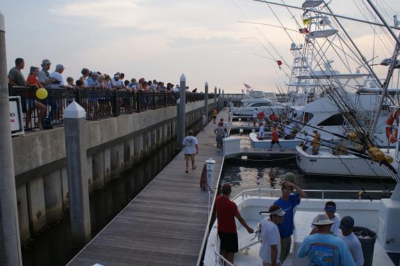 入港する漁船を歓迎する集まった人たち