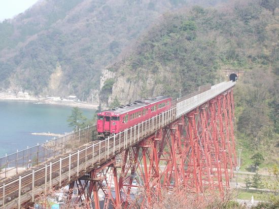 余部鉄橋を通過する普通列車