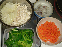 玉葱などの野菜と海老