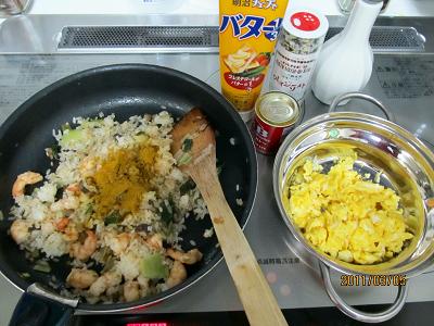 海老と野菜茸を炒め熱いご飯入れて卵は別に作って置く